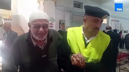 رجال الأمن يساعدون كبار السن  في أحد لجان المنوفية الانتخابية