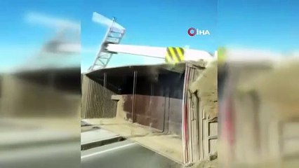 Açılan kamyon damperi kamera ve aydınlatma direklerini yıktı