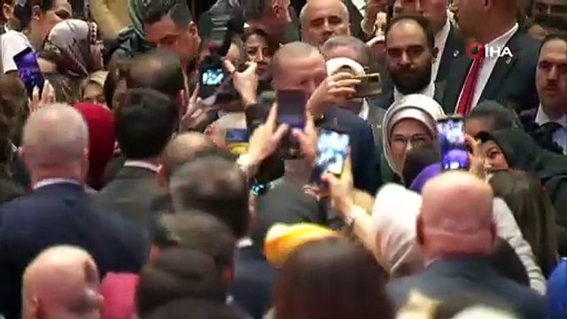 Cumhurbaşkanı Erdoğan: İnsana, hele ki kadına ve çocuğa karşı şiddet bir insanlık suçudur. Kadına el kaldıranın eli de vicdanı da kararmıştır. İzan ahlak sahibi hiçbir erkeğin de eş, evlat, kardeş olarak menfi tutum içinde olması düşünüle