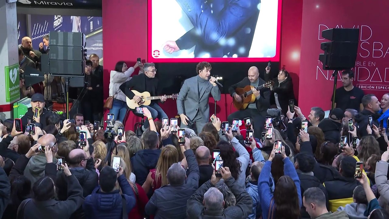 David Bisbal da la bienvenida a la Navidad con un concierto sorpresa en la estación de Sol
