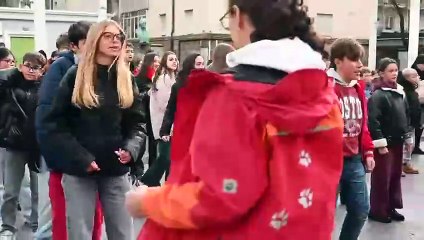 I ragazzi in piazza per dire basta alla violenza sulle donne