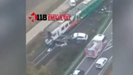 Ferrara, il video dei soccorsi dopo l'incidente tra un camion e un treno
