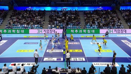 '러셀, 트리플크라운' 대한항공, KB손보 꺾고 7연승 / YTN