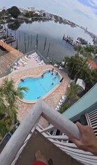 🚨 Dernier Minute 🚨 Le garçon est sauté du .... Vamos a la Piscina
