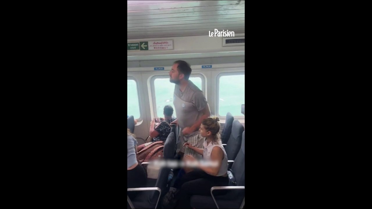 Les bagages d'un ferry passent par-dessus bord