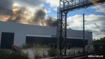 Una colonna di fumo per un incendio nella zona ovest di Londra