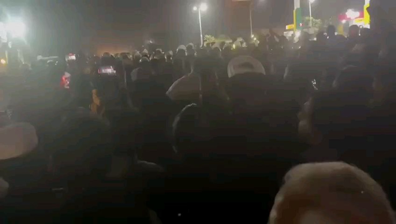 ‏عمران خان کی بہنوں نے عمران خان سے ملاقات نہ کروانے پر اڈیالہ جیل کے باہر دھرنا دیا ہوا ہے  سیالکوٹ سے چوہدری طارق محمود (آف رچھاڑہ)  اظہار یکجہتی کے لیے کارکنان کے ہمراہ موجود ہیں