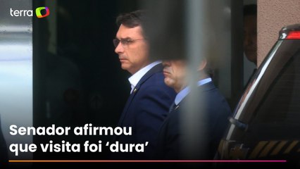Flávio leva livro de autoajuda ao visitar Bolsonaro na PF e diz que pai teve nova crise de soluços