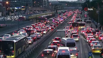 İstanbul'da iş çıkış saatinde trafik durdu!