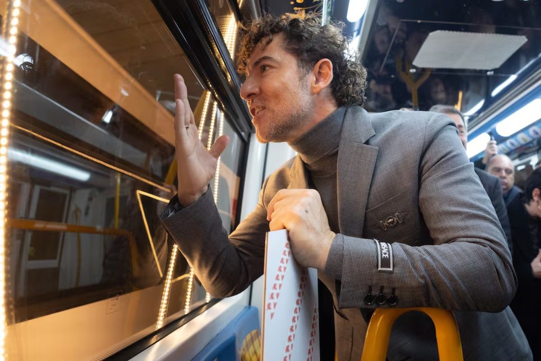 ¡David Bisbal sorprende en el metro de Madrid con “Mi burrito sabanero”!