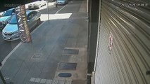 Câmera registra momento em que mulher corre repentinamente para a via e é atropelada no Centro