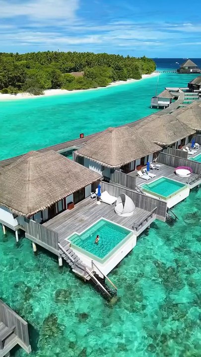 Um dos lugares mais surreais do planeta 🌊 As cores, o silêncio, a paz… As Maldivas são o tipo de lugar que te faz repensar a vida inteira. Se esse lugar está na sua lista dos sonhos, comenta “um dia eu vou”! ✈️