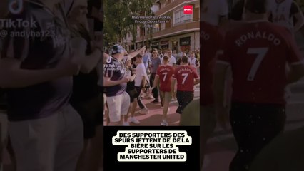 Des supporters des Spurs jettent de de la bière sur les supporters de Manchester United #foot #uel