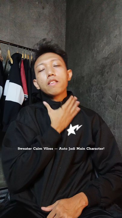 Sweater All Star half-zip ini cocok banget buat kamu yang suka outfit simpel tapi tetap keliatan mahal. Bahannya lembut, adem, dan warnanya super calming. Dipakai buat jalan, nongki, atau sekadar kuliah pun masih cocok banget.