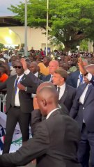 Le Manifest - 🇫🇷🇬🇦 FLASH | Emmanuel Macron est acclamé au Gabon.