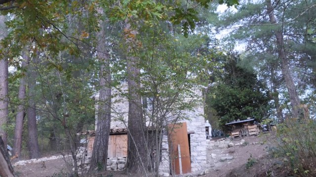 Il videoracconto da Palmoli: «Da Campobasso per aiutare la famiglia del bosco», ma nel casolare non c’è più nessuno. La fruttivendola: «Qui in tanti vivono come loro»