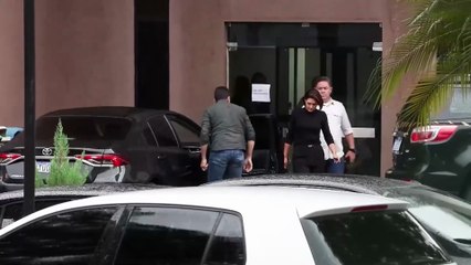 Bolsonaro se deja ver en la comisaría donde está detenido tras recibir la visita de su esposa