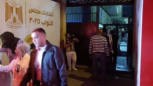 توافد أعداد كبيرة من المصريين قبل الإغلاق بساعات على مدرسة عابدين بوسط البلد.
