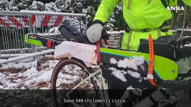 In bici sotto la neve verso l'Austria per una gara di sci