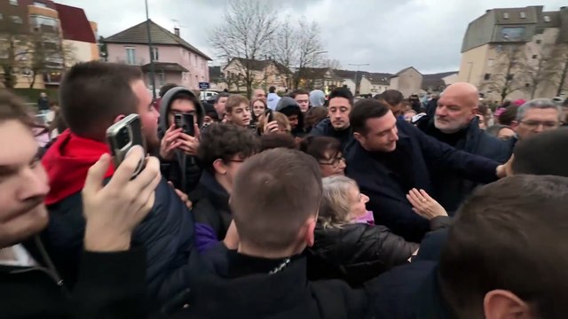 Jordan Bardella enfariné et exfiltré à la foire de la Sainte-Catherine de Vesoul - Un jeune homme interpellé et placé en garde à vue