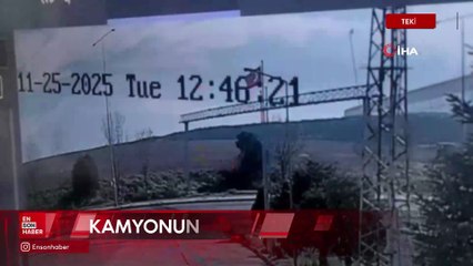 Tekirdağ’da kamyonun açılan damperi direkleri yıktı