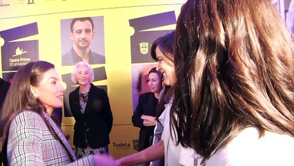 La Reina Letizia arrasa con su look 'trendy' en su cómplice encuentro con Amenábar