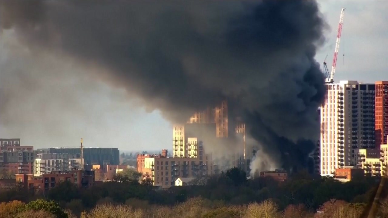 영국 런던 서부 창고 화재...학교·주택가 대피령 / YTN