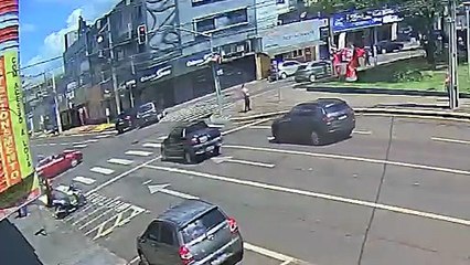 Vídeo mostra Zafira cruzando sinal vermelho e batendo em Audi Q5 no Centro de Cascavel