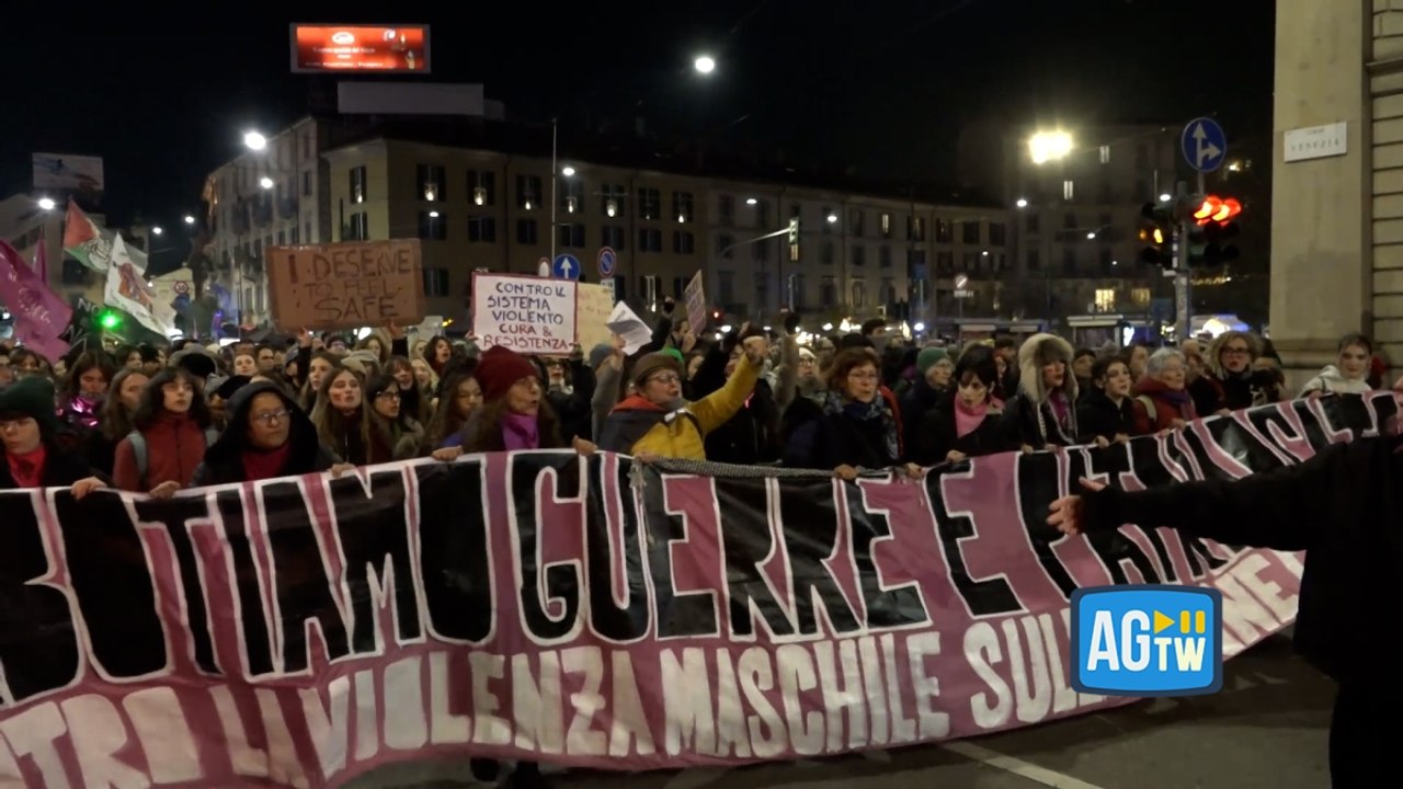 Milano, corteo contro la violenza sulle donne: letti e affissi i nomi delle 78 vittime di femminicidio «Sabotiamo guerre e patriarcato»