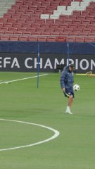 Simeone cumple con si ritual de Champions: toques y malabares con el balón