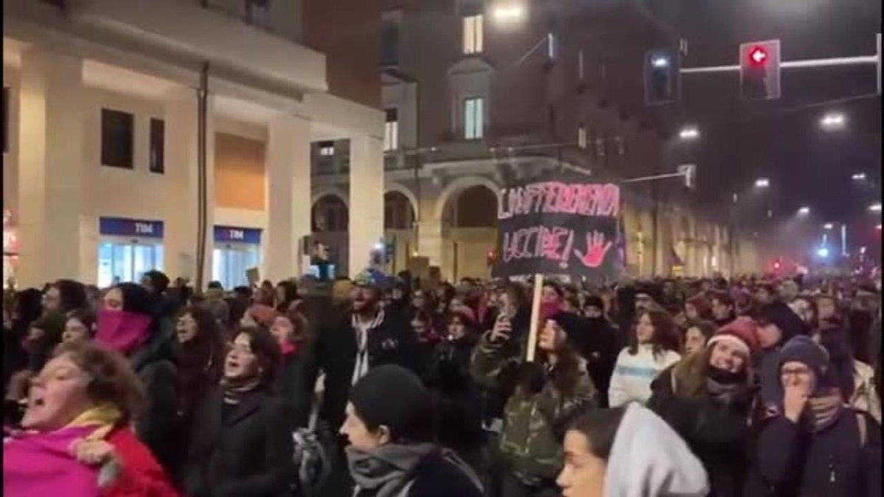 Bologna, la giornata contro la violenza sulle donne. In migliaia in corteo «contro il patriarcato che continua a ucciderci, stuprarci e silenziarci»