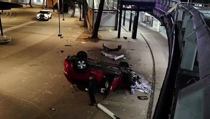 Camioneta volcó y cayó dentro de la Glorieta de los Insurgentes
