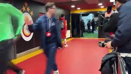 Ismail Jakobs, stattan ayak bileği sargılı ayrıldı