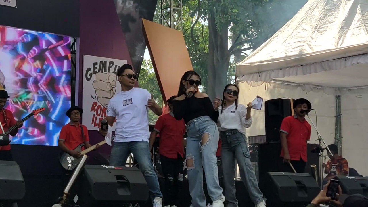 ARTIS ARTIS CANTIK OM SAGITA BERNYANYI
