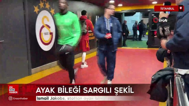 Ismail Jakobs, stattan ayak bileği sargılı ayrıldı