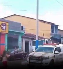 Arrependida? Mulher tenta impedir prisão de ex-prefeito após ser agredida; veja