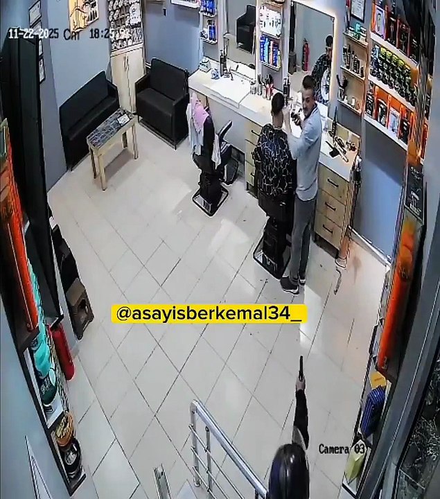 Sicario les dispara a trabajador de una barbería y a su cliente