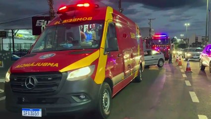 Idosos são socorridos pelo Siate após acidente de trânsito na Avenida Rocha Pombo