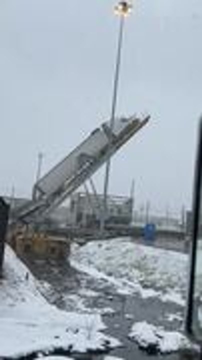 Person Captures Truck Unexpectedly Stuck on Elevator Platform