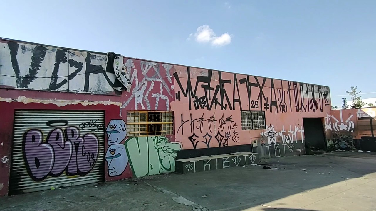 TINHA UM CARA DENTRO DESTE LUGAR ABANDONADO - DEU MEDO...