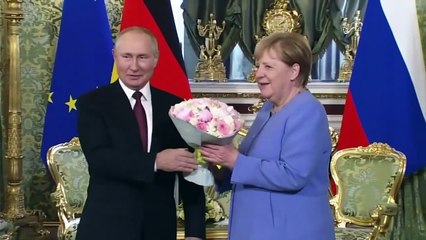 Russian President Vladimir Putin meets German Chancellor Merkel  AFP