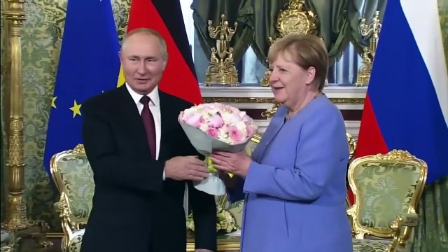 Russian President Vladimir Putin meets German Chancellor Merkel AFP