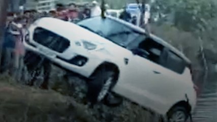 तालाब में डूबी बारातियों की कार, सामने आया वीडियो