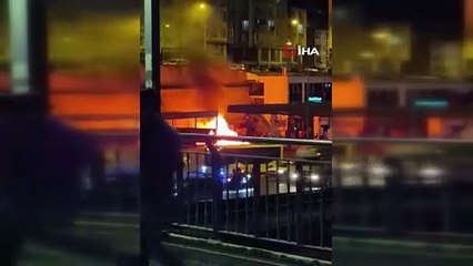 Akaryakıt istasyonunda şarj olan elektrikli araç alev alarak patladı! Ortalık savaş alanına döndü