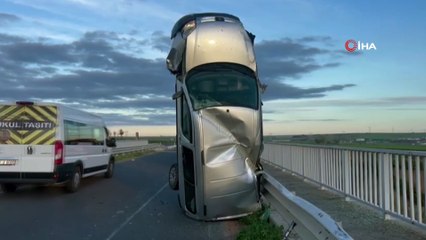 Tekirdağ’da şaşırtan kaza: Araç bariyere çarpıp dik durdu