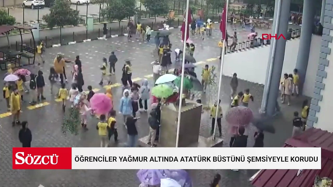 Öğrenciler yağmur altında Atatürk büstünü şemsiyeyle korudu