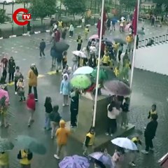 Öğrenciler yağmur altında Atatürk büstünü şemsiyeyle korudu