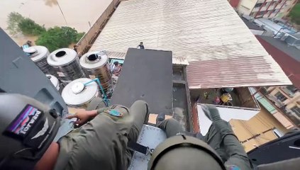 เปิดคลิป! ทุกนาทีมีค่า "ทหารนั่ง ฮ." หย่อน อาหาร-น้ำดื่มช่วย "น้ำท่วมชาวสงขลา" -02