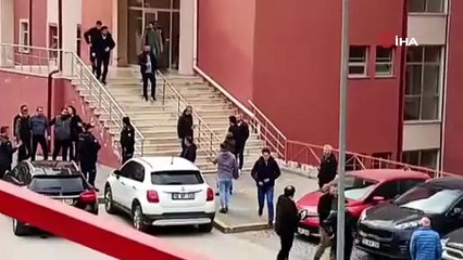 Üniversitede silahlı rehine krizi: Eli silahlı saldırgan bir kadını rehin aldı!