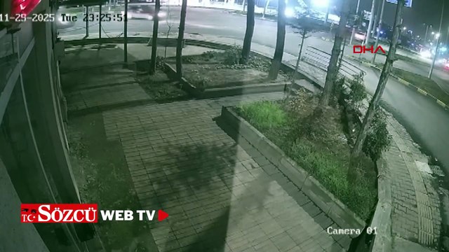 Motosiklet ile otomobilin çarpıştığı kaza kamerada: 1 yaralı